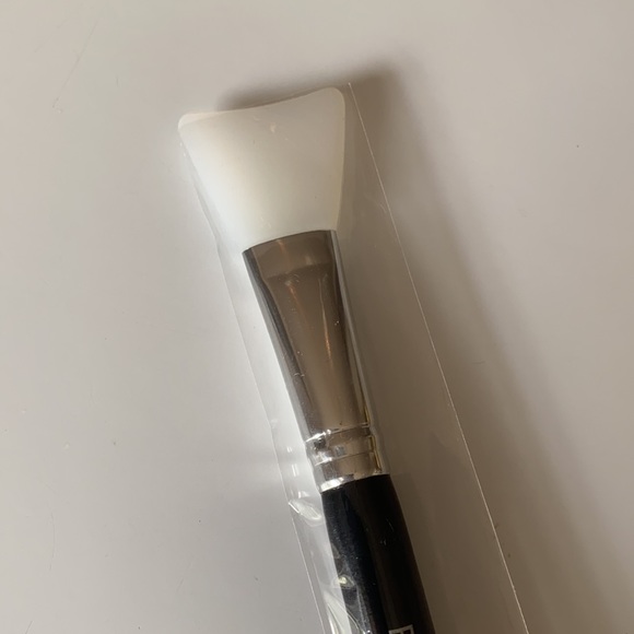 Biba Los Angeles Face Mask Applicator Brush - Picture 2 of 5